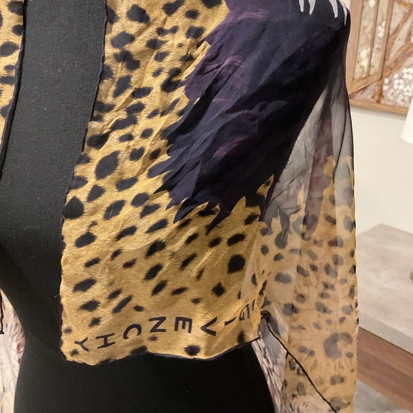 GIVENCY Beautiful and timeless, Fall  Floral Scarf . - Picture 4 of 6